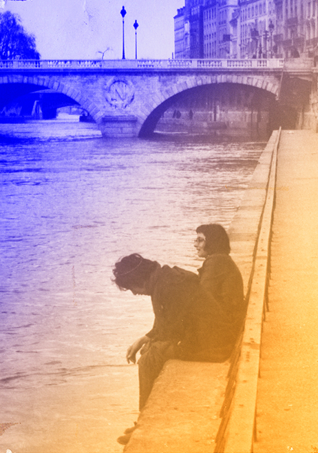 Photo de Phan et d'une amie sur les bords de la Seine à Paris